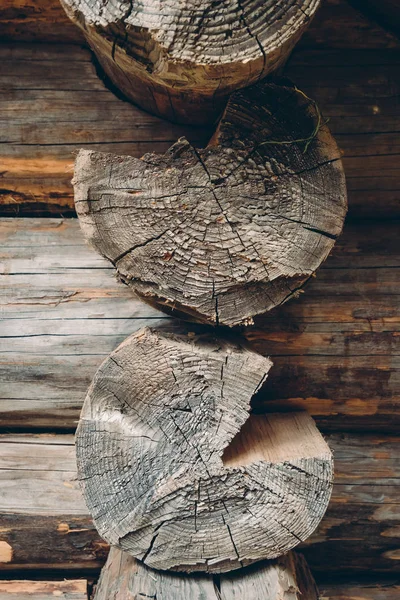 Yüzeylerinin eski geleneksel ahşap kütük ev kesmek günlüğünü kapat