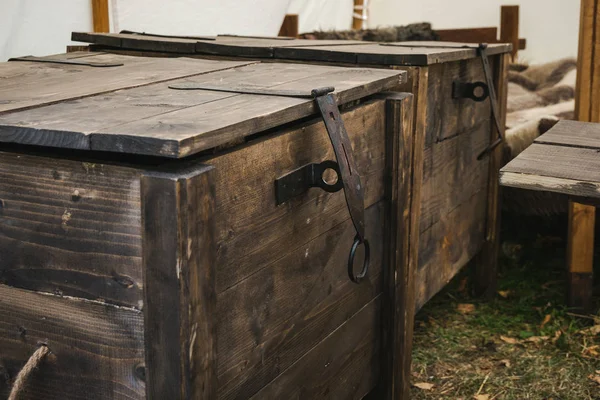 Velké staré dřevěné truhly s víčky — Stock fotografie