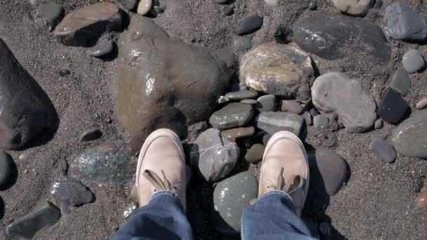 Füße Blauen Jeans Und Lederschuhen Stehen Auf Großen Nassen Steinen — Stockvideo