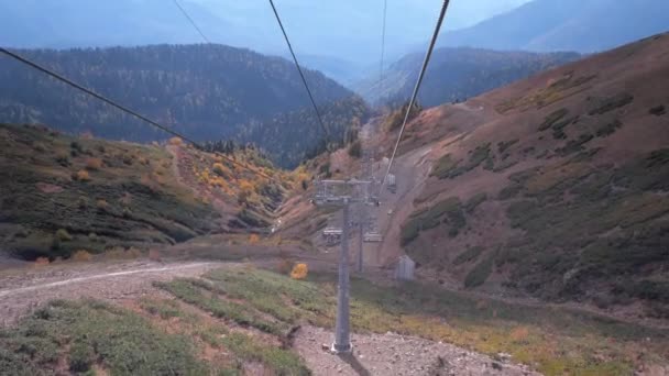 Άγνωστα Άτομα Chairlift Και Όμορφο Ορεινό Τοπίο Στις Φωτεινή Ηλιόλουστη — Αρχείο Βίντεο