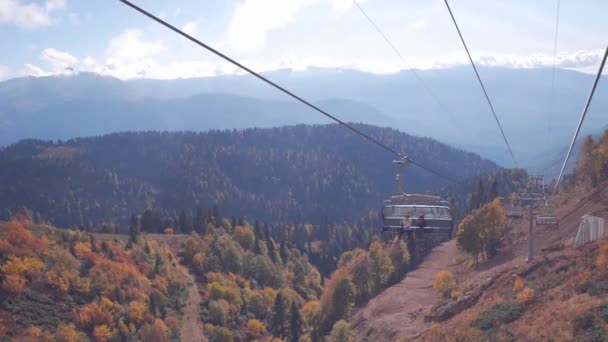 Niezidentyfikowanych Ludzi Wyciąg Krzesełkowy Pięknej Górskiej Scenerii Colorful Autumn Drzewa — Wideo stockowe
