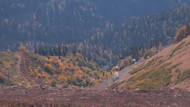 Góry Pokryte Colorful Autumn Drzewa Drogi Kabel Wyciągu Krzesełkowego Podnóża — Wideo stockowe