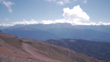 Güzel manzara mavi Dağları'nın yamaçlarında kablo yol ve parlak mavi gökyüzü ile güneşli günde