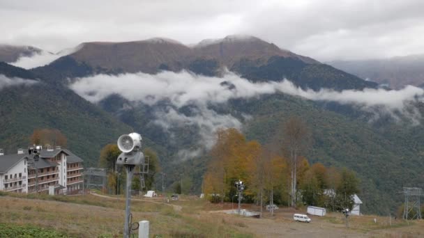 Hôtels Stations Ski Canons Neige Belles Montagnes Vertes Jaunes Couvertes — Video