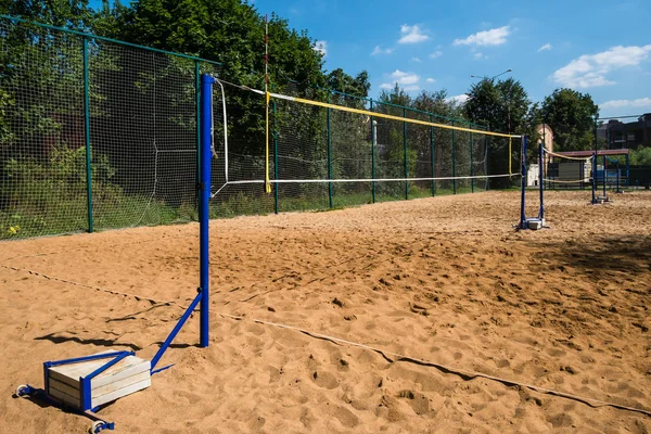 Volejbal sítě na modré Poláci s betonové závaží pro vyvážení — Stock fotografie