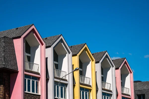 Shingle mavi gökyüzü karşı roofline kaplı