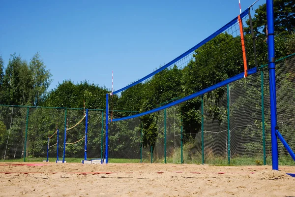Satır boş kum sahada mavi kutup Voleybol ağlarının