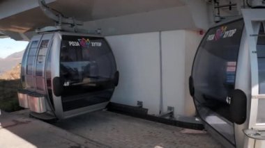 Sochi, Rosa Khutor, Rusya Federasyonu - 13 Ekim 2017: kablo Rosa tepe, dağ ve gondollar bırakarak ve resim yapma insanlar gelen arabalar