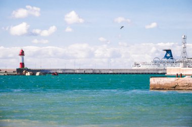 Olimpik halka Installatio arkasında limanında demirlemiş yolcu gemisi