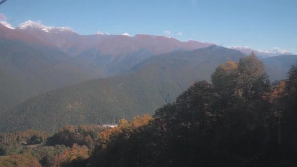 晴れた秋の日秋の木々 と渡すケーブルカーで覆われた山の斜面にケーブルカーのキャビンからソチ ローザ クトール ロシア 2017 ビュー — ストック動画