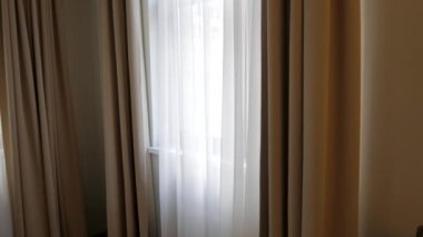 İç windows hafif kahverengi karartma perdeleri ve beyaz transparan şeffaf tül ile gösterilen yer. Atış kaydırma