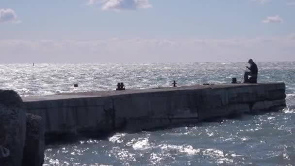 Silhouette Pescatore Seduto Solo Con Canna Pesca Sul Vecchio Molo — Video Stock