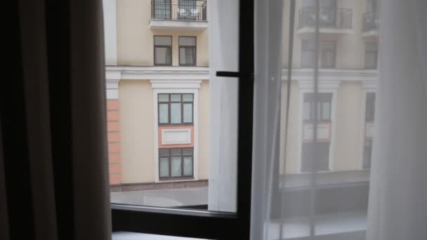 Schwenkbild Aus Halb Geöffnetem Fenster Zeigt Gebäude Auf Der Anderen — Stockvideo