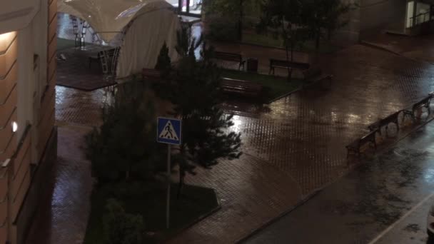 晚上下大雨 人们穿着透明的雨衣 头戴头套 匆匆行走 高角度视图 — 图库视频影像