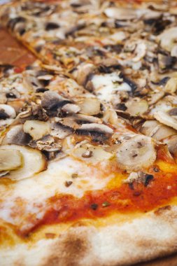 Mantar, domates sosu ve mozzarella ile pizza