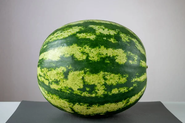Nagy egész zöld görögdinnye az asztalon — Stock Fotó