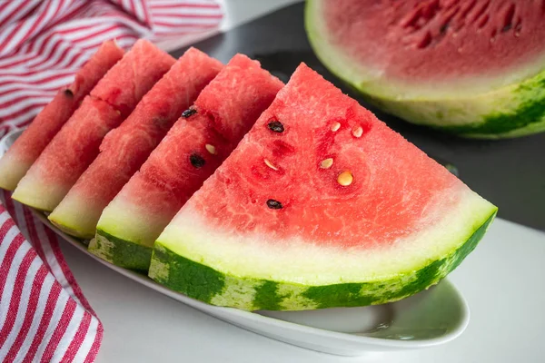 Triangulär vattenmelon skivor med rött kött — Stockfoto