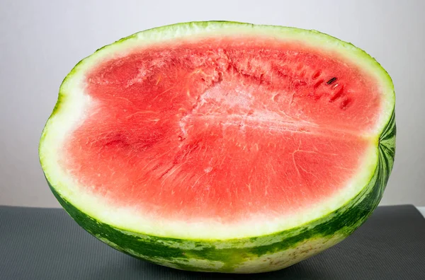 Stor vattenmelon med mogen röd kött — Stockfoto