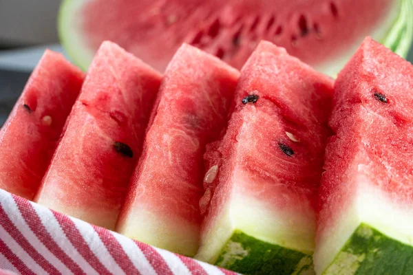 Skivor av mogen färsk vattenmelon med rött kött — Stockfoto