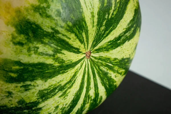 Nagy, kerek, zöld, csíkos görögdinnye az asztalon — Stock Fotó