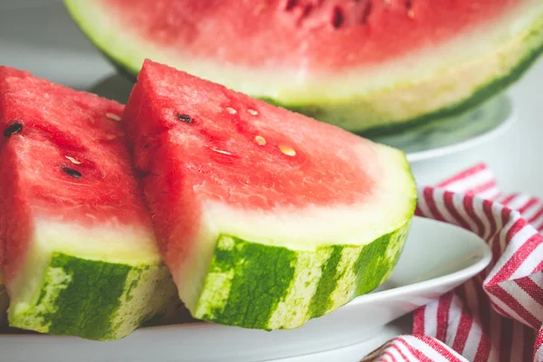 Närbild Triangulära Skivor Mogen Vattenmelon Med Rött Kött Serveras Vit — Stockfoto