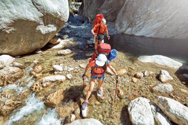 Kırmızı sırt çantası ve çadır ile Kanyon yaz zam.