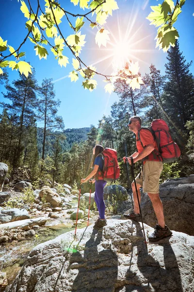 Sommar Vandring Kanjonen Med Röd Ryggsäck Och Tält — Stockfoto