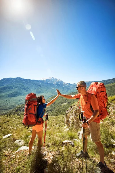 Vandra Höga Bergen Med Röd Ryggsäck Sommar — Stockfoto