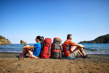 Bir sırt çantası ve çadır ile Akdeniz'in kıyısında yürüyüş.
