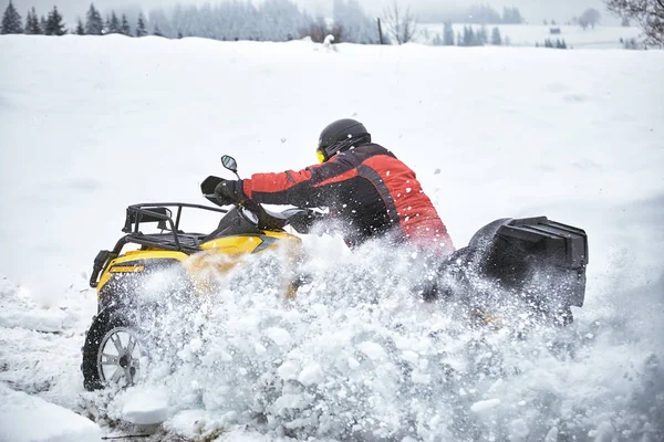 Homem Está Montando Atv Inverno Neve Seu Capacete — Fotografia de Stock