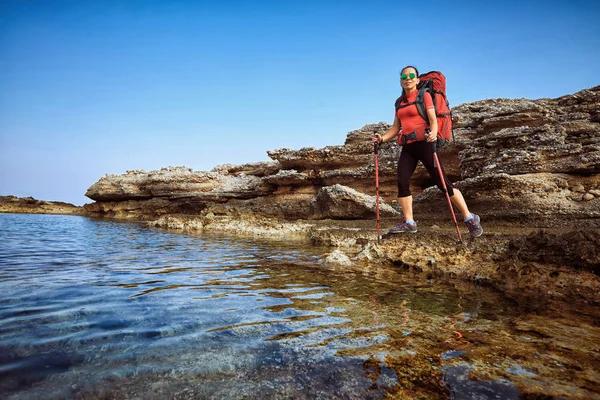 バックパック テントと地中海の海岸に沿ってハイキングします — ストック写真
