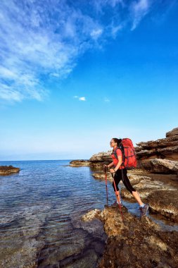 Bir sırt çantası ve çadır ile Akdeniz'in kıyısında yürüyüş.