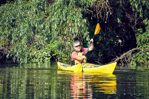 Homme Pagayant Kayak Sur Rivière — Photo