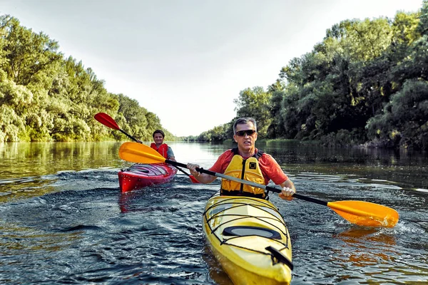 Hombre Remando Kayak Río — Foto de Stock