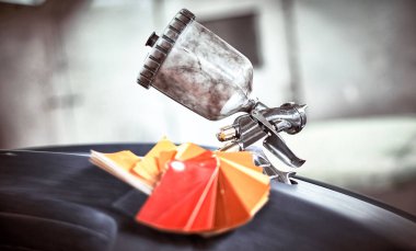 Araba parçaları, Pnömatik aletler yardımı ile boya ve resim seçimi.