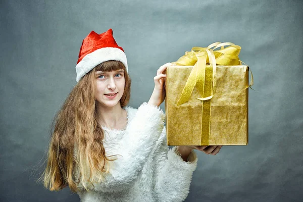 Una Chica Con Regalo Sus Manos Casa —  Fotos de Stock