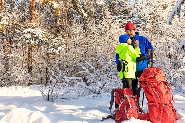 Caminhe Casal Apaixonado Uma Caminhada Pela Floresta Inverno — Fotografia de Stock