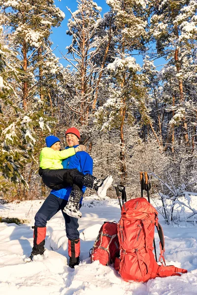 Caminhe Casal Apaixonado Uma Caminhada Pela Floresta Inverno — Fotografia de Stock