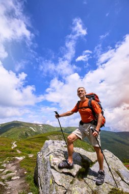 Bir sırt çantası ve çadır yol boyunca dağlarda yaz zammını üst.