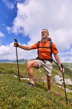 Bir sırt çantası ve çadır yol boyunca dağlarda yaz zammını üst.