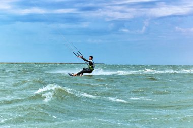 Yaz aylarında denizde dalgalar uçurtma sörf.