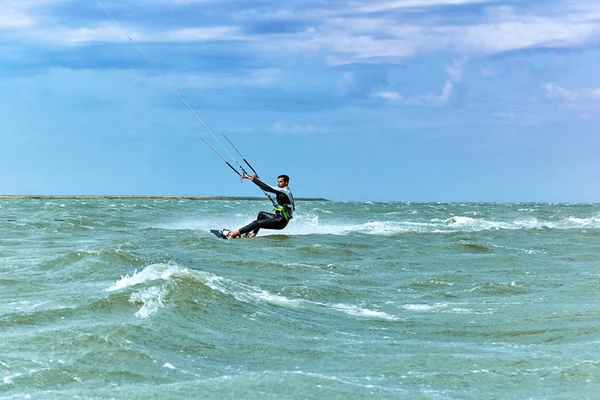 Kitesurfen Auf Wellen Auf See Sommer — Stockfoto