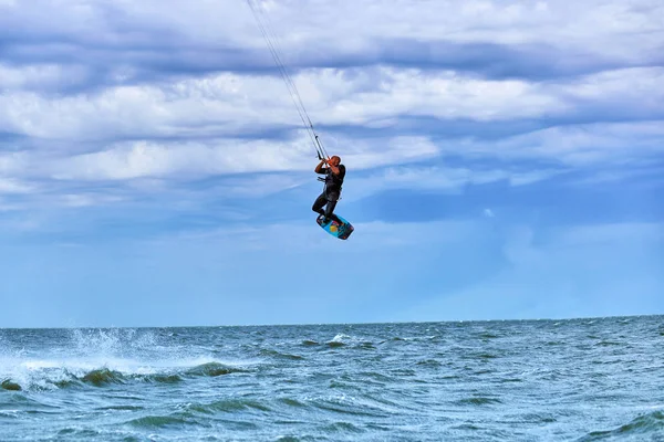 Kitesurfen Auf Wellen Auf See Sommer — Stockfoto