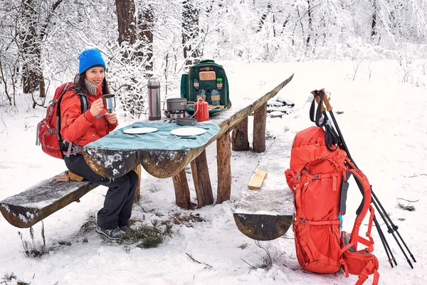 Acampar Uma Mesa Uma Floresta Inverno Com Uma Mochila Garrafa — Fotografia de Stock