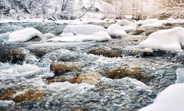 Kış zammı kanyonda nehirde dağ