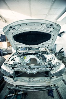 Servi bir kazadan sonra araba tamiri için hazırlık