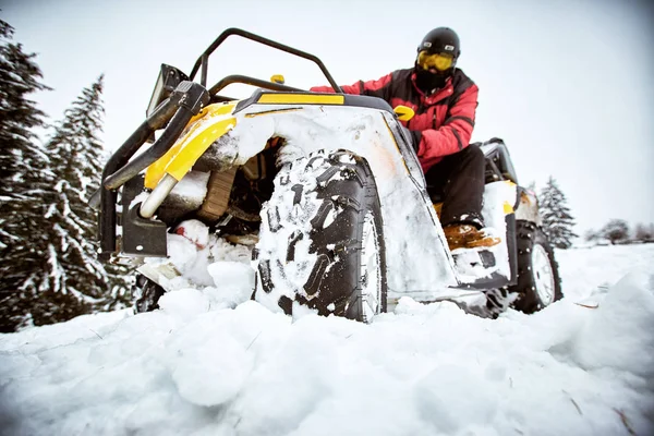 Homem Está Montando Atv Inverno Neve Seu Capacete — Fotografia de Stock