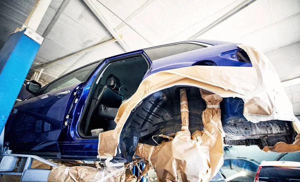 Tamir ve servis merkezi arabada boya.