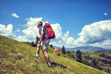 Yaz aylarında bir sırt çantası ile dağlarda hiking.
