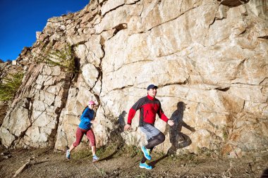 Volkanik kayalarda dağ yolu üzerinde yarış çift koşucular çalıştıran iz .